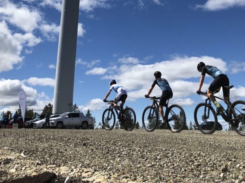 syklister ved vindmølle